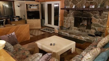 Smart TV, fireplace, Netflix, DVD player