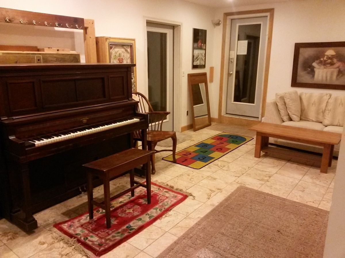 Grand entrance foyer for boards skis & all shoes.  Washer/dryer.  Mini game-room