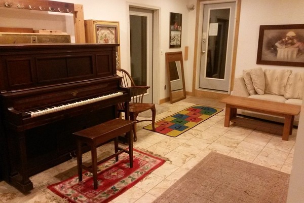 Grand entrance foyer for boards skis & all shoes. Washer/dryer. Mini game-room