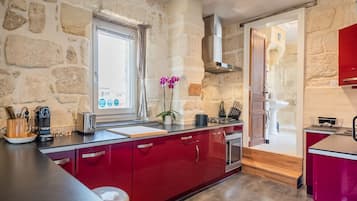 Réfrigérateur, micro-ondes, four, plaque de cuisson