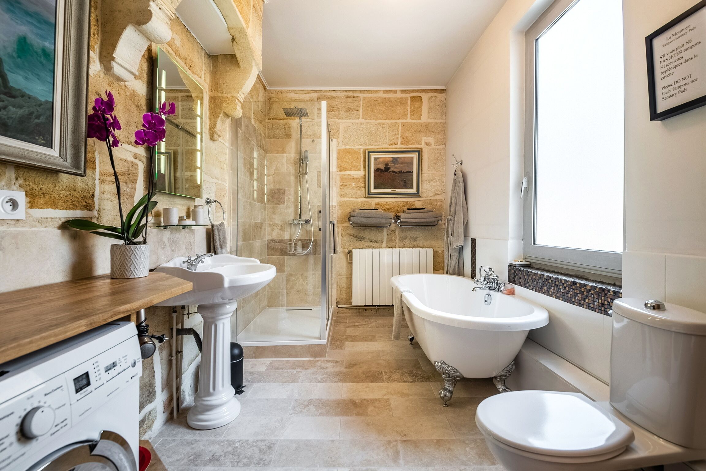 Badewanne, Haartrockner, Handtücher, Seife