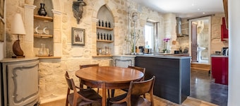 La Monnoye Luxury, Spacious, 4 Star Apt close to riverside w views and parking
