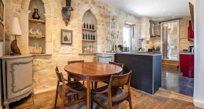 La Monnoye Luxury, Spacious, 4 Star Apt close to riverside w views and parking