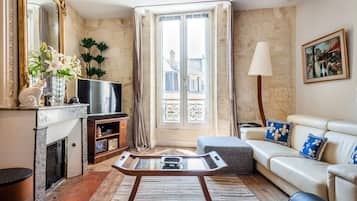 Télévision, lecteur de DVD, livres, médiathÚque