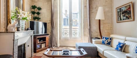 TV, DVD-spiller, bøker og musikkbibliotek