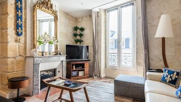 Télévision, lecteur de DVD, livres, médiathÚque