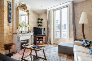 Télévision, lecteur de DVD, livres, médiathèque