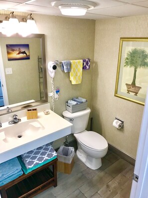 Combinazione doccia/vasca, asciugacapelli, asciugamani, sapone