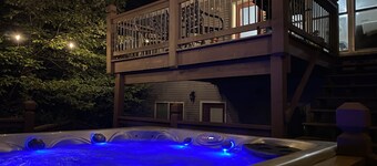 HOTTUB💦CornHole🎱POOLTABLE🔥Pit LAKE🎣SHOWS🎸GOLF⛳️SHOP