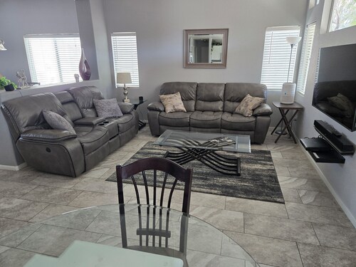 SUPER LOW RATES, GREAT BARGAIN** BEAUTIFUL 3 Bed CLOSE TO STRIP