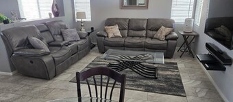 SUPER LOW RATES, GREAT BARGAIN** BEAUTIFUL 3 Bed CLOSE TO STRIP