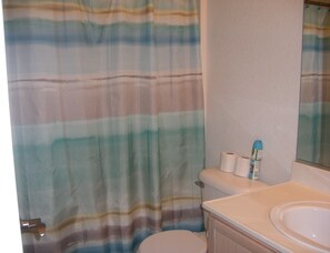 Combined shower/bathtub, hair dryer, towels, soap - SUPER LOW RATES, GREAT BARGAIN** BEAUTIFUL 3 Bed CLOSE TO STRIP (Las Vegas)
