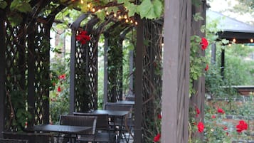 屋外ダイニングエリア