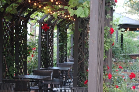 Outdoor dining. Sunny's Garden 4 HomeStay