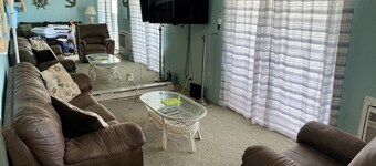 Clean, Comfortable 2 bedroom condo on bayside. Pool, Wifi