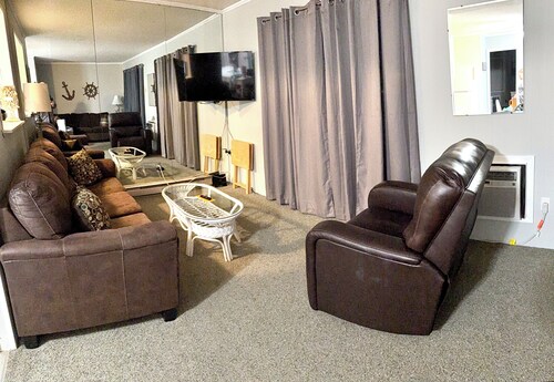 Clean, Comfortable 2 bedroom condo on bayside. Pool, Wifi