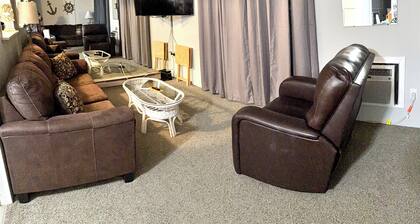 Clean, Comfortable 2 bedroom condo on bayside. Pool, Wifi