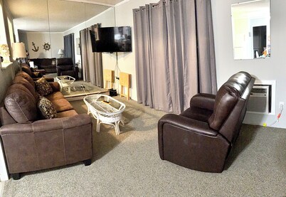 Clean, Comfortable 2 bedroom condo on bayside. Pool, Wifi