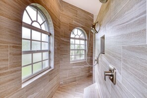 Badewanne, Haartrockner, Handtücher