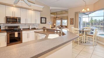 Refrigerador con congelador, microondas, horno y parrilla de estufa