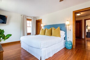 5 bedrooms, desk, iron/ironing board, travel crib