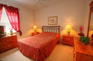 5 makuuhuonetta, työpöytä, silitysrauta/-lauta, vauvan matkasänky