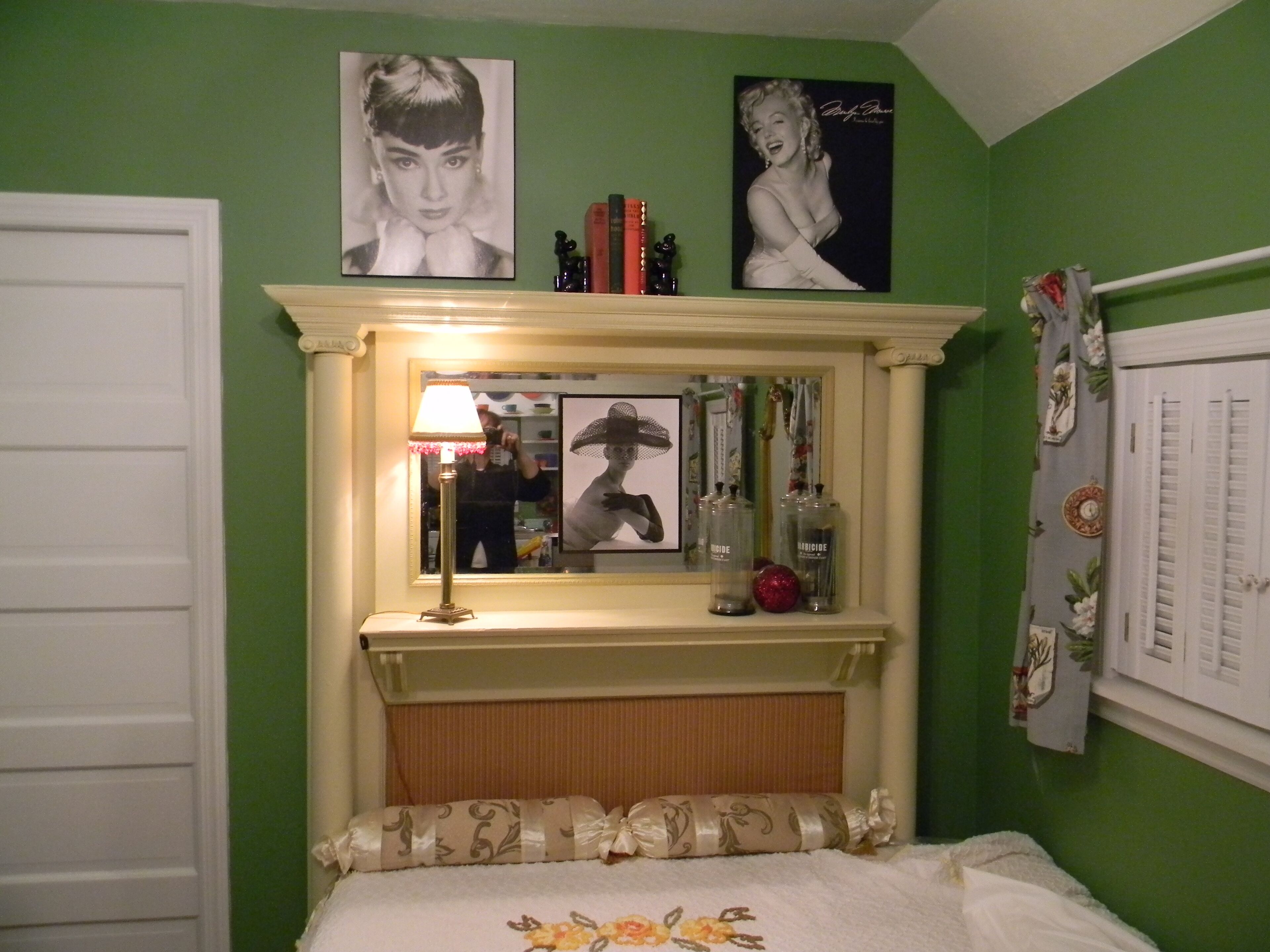 1 dormitorio, caja fuerte, escritorio y tabla de planchar con plancha