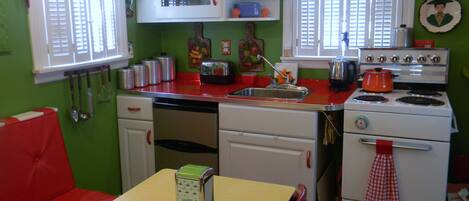 Een koelkast, een magnetron, een oven, een kookplaat