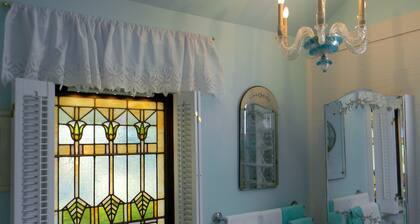 Kool, Retro Chic is what comes to mind when describing this unique Hideaway!