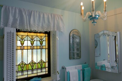 Kool, Retro Chic is what comes to mind when describing this unique Hideaway!