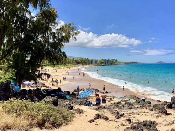 In Strandnähe, Liegestühle, Strandtücher