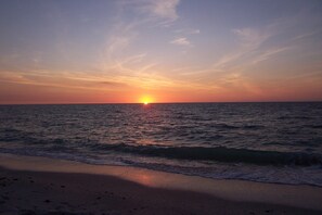 Plage à proximité, chaise longue, serviettes de plage