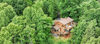 MARVELOUS Mountain View Cabin! 4 Fireplaces! Hot Tub! Fire Pit! Game & Sun Room!