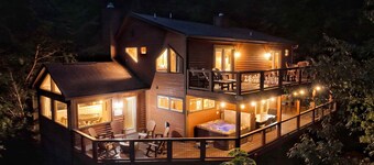 MARVELOUS Mountain View Cabin! 4 Fireplaces! Hot Tub! Fire Pit! Game & Sun Room!