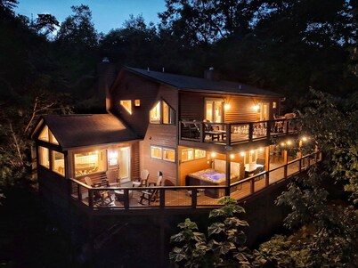 MARVELOUS Mountain View Cabin! 4 Fireplaces! Hot Tub! Fire Pit! Game & Sun Room!