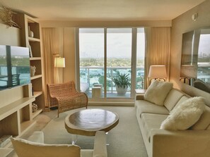 TV - Amazing View 1 Hotel Corner Unit 2BR-2BA w Balcony (Miami Beach)