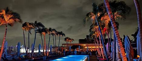 Alberca al aire libre y alberca climatizada