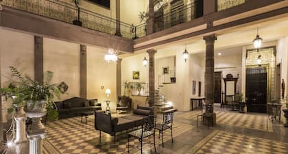 Entire house/ Private POOL/5 bed/5 full bath/ / Awarded #1 renovation by city