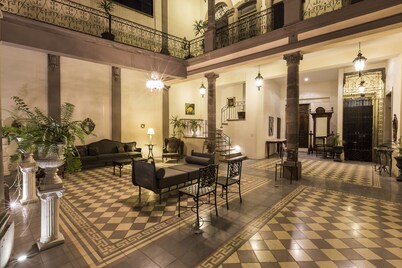 Entire house/ Private POOL/5 bed/5 full bath/ / Awarded #1 renovation by city