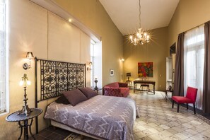 5 bedrooms, iron/ironing board, travel cot, free WiFi - Entire house/ Private POOL/5 bed/5 full bath/ / Awarded #1 renovation by city (Guadalajara)