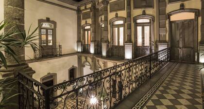 Entire house/ Private POOL/5 bed/5 full bath/ / Awarded #1 renovation by city