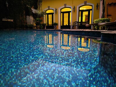 Entire house/ Private POOL/5 bed/5 full bath/ / Awarded #1 renovation by city