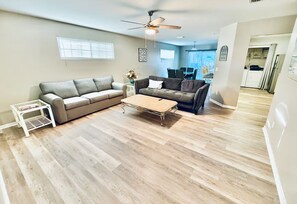 TV, books - Private Pool Private Yard "Golf Cart Rentals Available locally" (Panama City Beach)