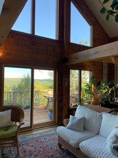 Jaw-Dropping Coastal Mountain & Ocean View Post & Beam Log Getaway 