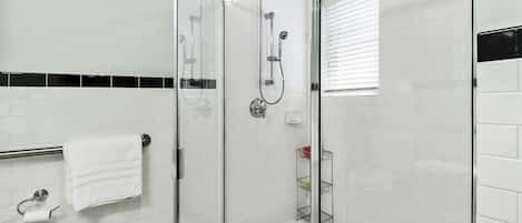 Douche, séchoir à cheveux, serviettes fournies, shampooing