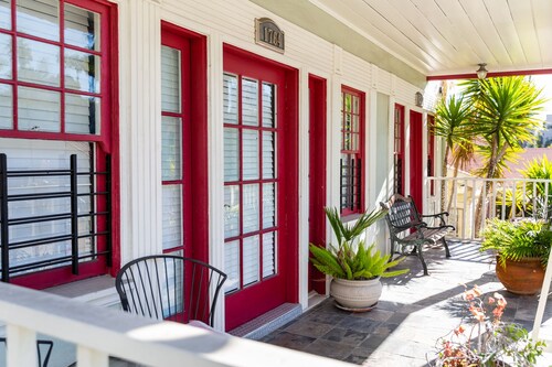 Lovely Hollywood Retreat with Porch & Garden