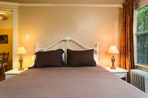 2 chambres, fer et planche à repasser, lit de bébé portatif