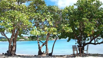 Plage, chaises longues, serviettes de plage