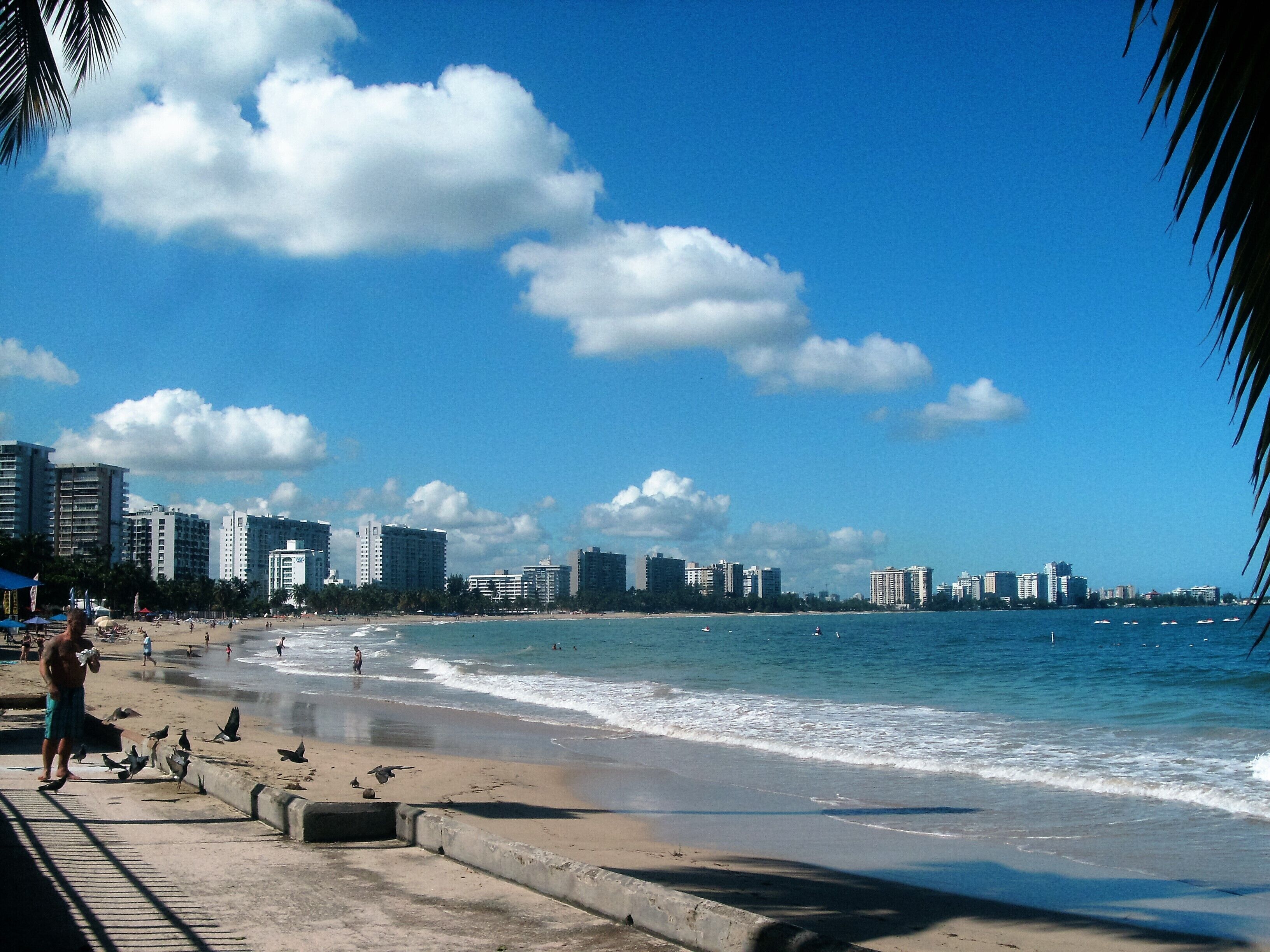 Na praia, espreguiçadeiras, toalhas de praia 
