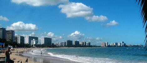 在海滩、沙滩椅、沙滩毛巾